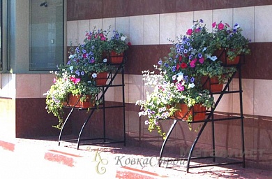 Кованая подставка для цветов №96 в Екатеринбурге фото